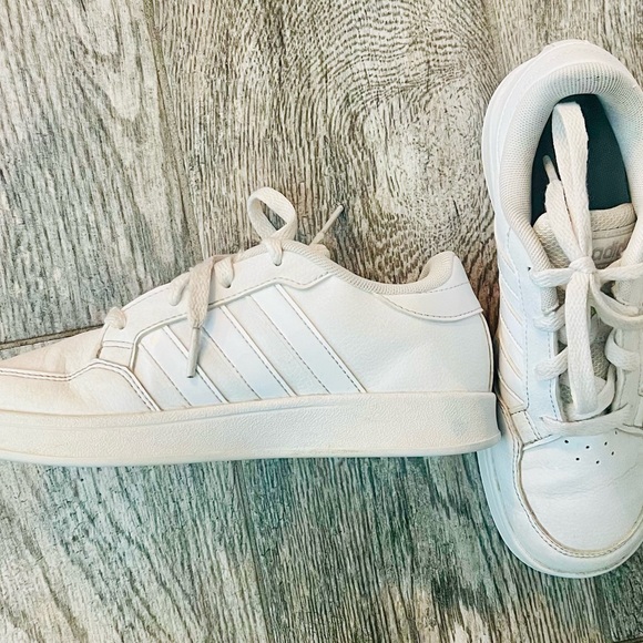 AWESOME 7 pair of new to like new & great condition SHOES/BOOTS/SLIPPERS/SANDALS - Picture 3 of 9